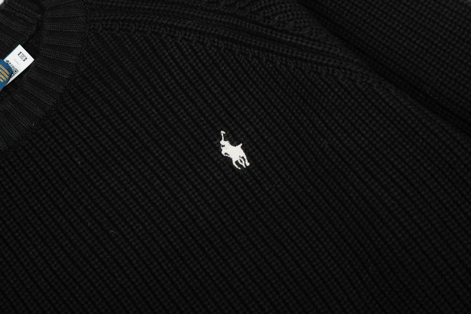 P220 Top quality" Style number: DS812# (not off the shelves all year round) [Ralph Lauren round neck piqué knitted sweater with war horse embroidery on the front and back] ✅Ralph Lauren classic basic versatile round neck pullover sweater for men and women ✅Main supply platform live broadcast Wholesale entity Replenish if out of stock Not removed from the shelves ✅ZP quality 1:1 version Scan the code to enter the GF website Counter quality ✅Detailed quality The only one in Guangzhou Imported quality cotton yarn Mainly high-end, cost-effective, good quality needless to say ✅The version is restored to the original order, the maximum size can be worn up to 200 pounds, loose, comfortable and stress-free ✅The upper body is simple and easy to match, ootd must-have style, good-looking clothes are never picky, a must-have item in the wardrobe is recommended. Size: S-XL Color: White, gray, khaki, navy blue, brown, burgundy, black with white label, black with red label